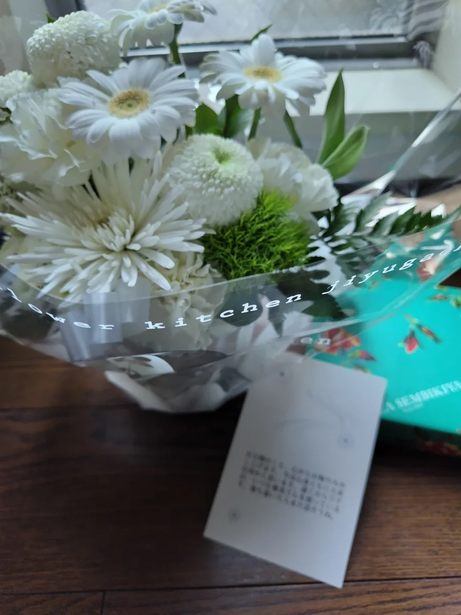 洋花を使った旬のおまかせ お供え花 Sサイズ＋銀座千疋屋 銀座焼き